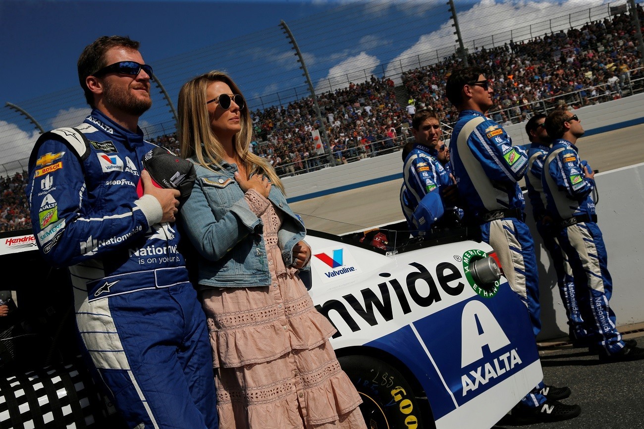  Dale Earnhardt Jr. and His Family Survive Plane Crash in Tennessee