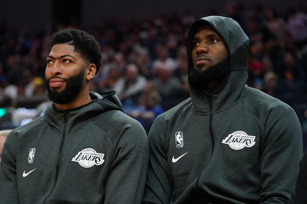 Watch: LeBron James’ Hair falls out During Lakers Game, Anthony Davis Helps Out