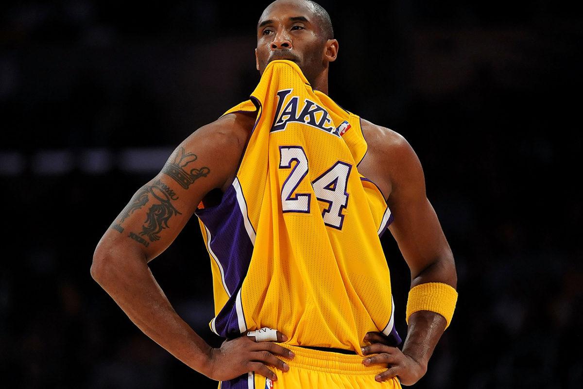 kobe pulling shirt