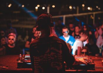 How Should Men Dress for a Party With a Rope Chain?