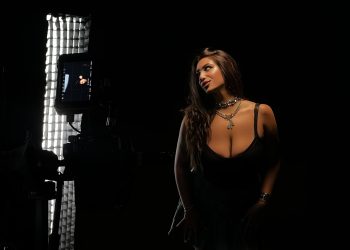 ANASTÁZIE Unchained: “Kiss & Let Go” and the Art of Defiance