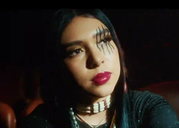 Stella Standingbear Ignites the Fourth Quarter with New Single “Mmhmm”