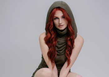 Skarlett Smith Brings Her Single “Roar” to Life with a Stunning Music Video