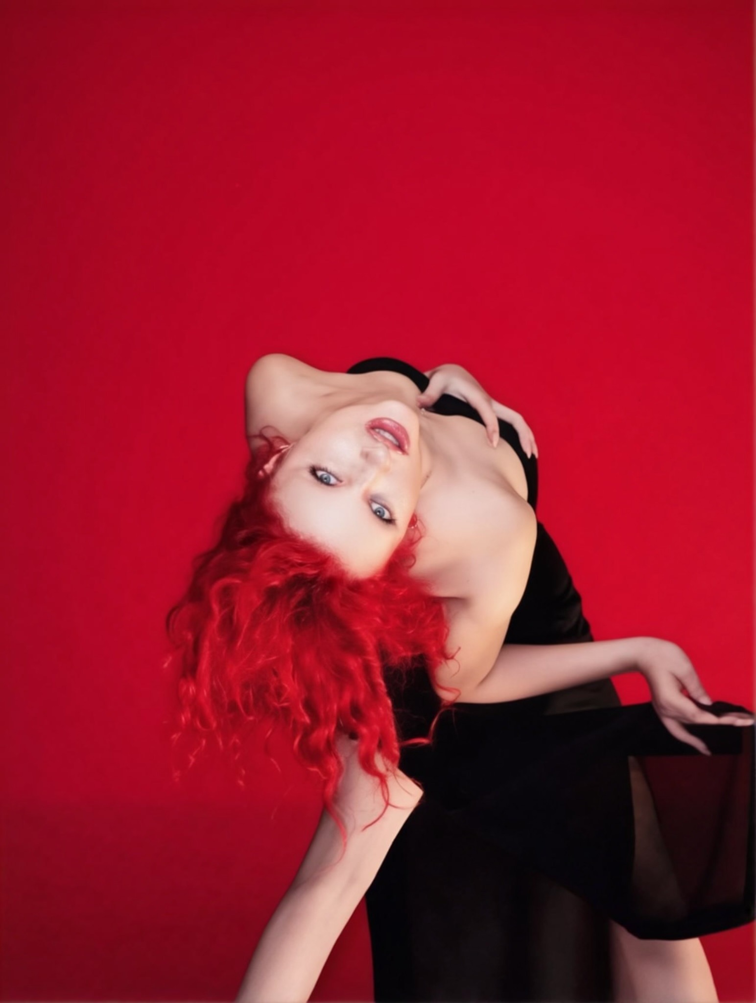 Skarlett Smith Explores Truth, Beauty and Vulnerability on New EP “LEYES”