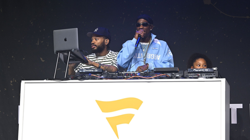 Travis Scott - NEW YORK, NEW YORK - JULY 19: Travis Scott performs onstage during Fanatics Fest NYC 2026 at Jacob Javits Center on July 19, 2026 in New York City. (Photo by Roy Rochlin/Getty Images for Fanatics)